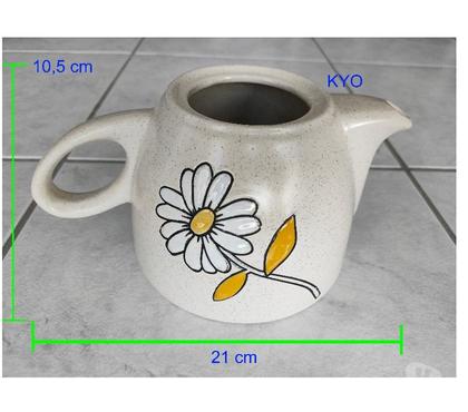 Ameublement - art de la table Foncine le Haut Jura - Photos Vivastreet Théière ronde porcelaine fine pot eau fleur beige jaune