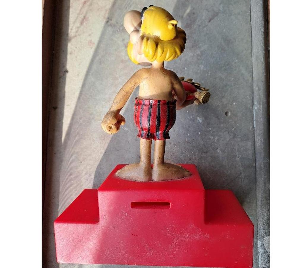 Jeux - Jouets Seine-et-Marne Montceaux les Provins - 77151 - Photos Vivastreet tirelire astérix