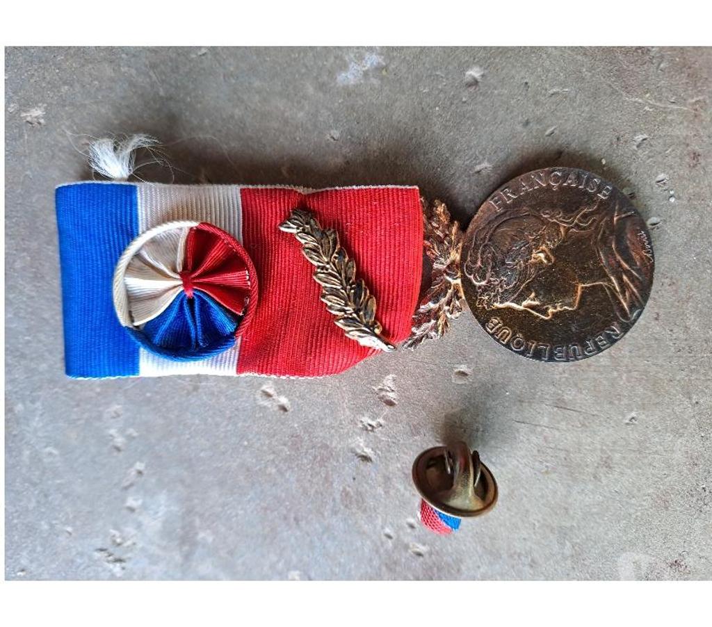 Collection Seine-et-Marne Montceaux les Provins - 77151 - Photos Vivastreet médaille du travail