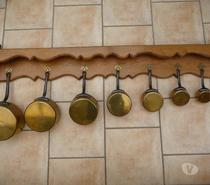 Étagère et casseroles cuivre
