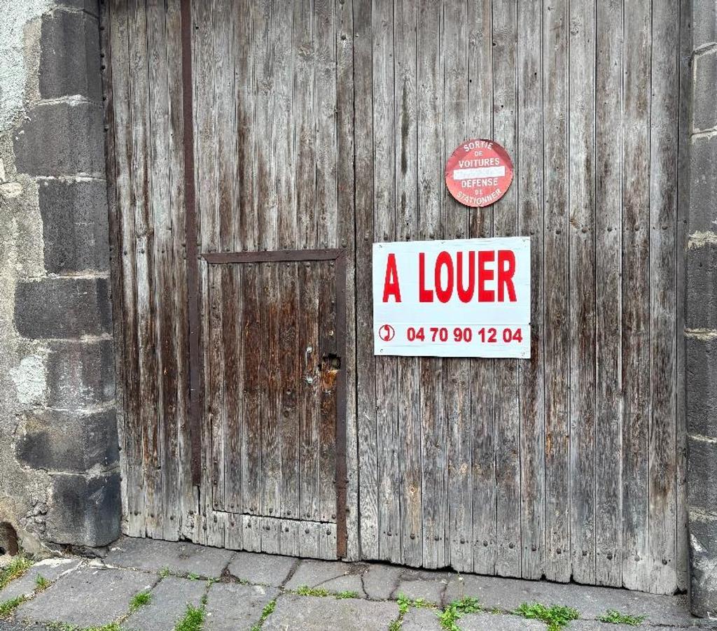 Parkings - Garages Puy-de-Dôme Volvic - 63530 - Photos Vivastreet Entrepôt-garage de 80m², au cœur de la ville
