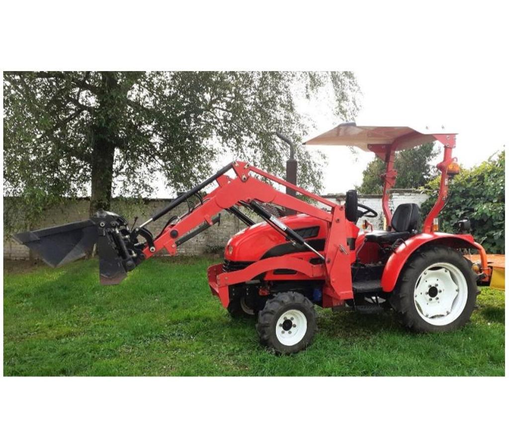 Tracteur occasion Nord Wattrelos - 59150 - Photos Vivastreet Tracteur avec chargeur frontal et accessoires