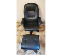 Fauteuil et reposoir pieds cuir noir