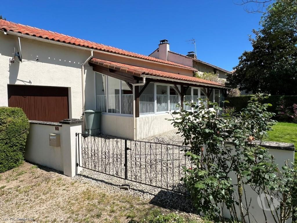 Vente Maison Deux-Sèvres Chef Boutonne - 79110 - Photos Vivastreet Maison De Campagne Située Au Calme A Vendre. 2 Chambres Et...