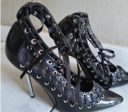 Chaussures et bottes occasion Vesoul Haute-Saône - Photos Vivastreet Escarpins lacets vernis
