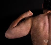 Modèle masculin pour séance photo estivale