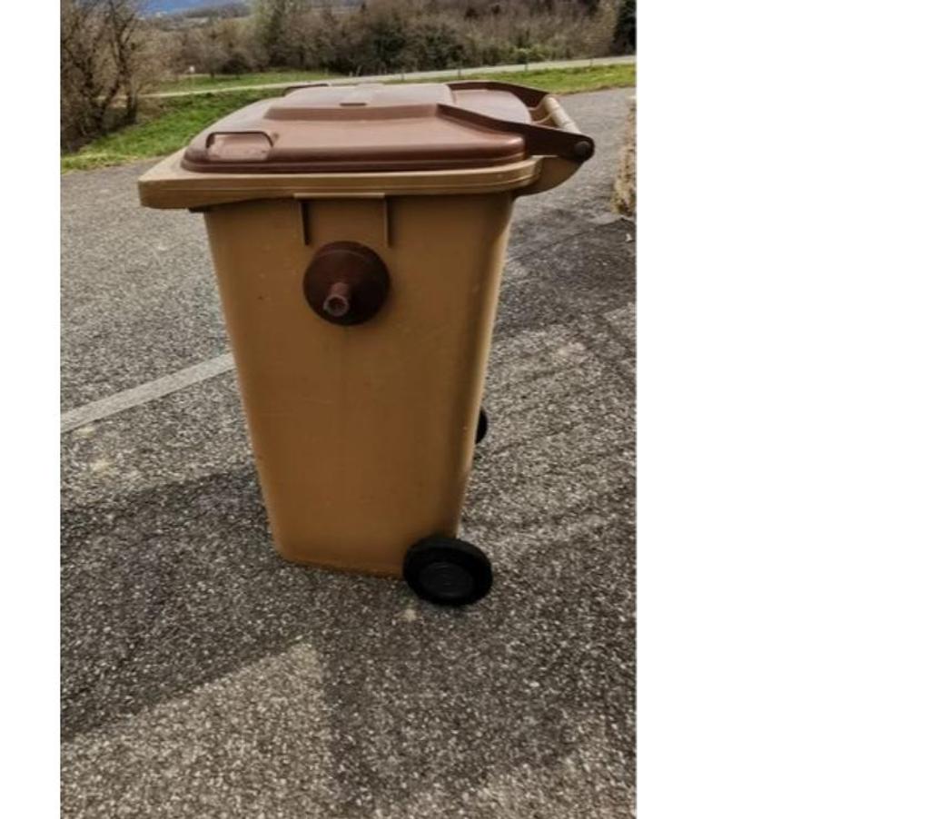  Savoie La Motte Servolex - 73290 - Photos Vivastreet Bac à ordures extérieur