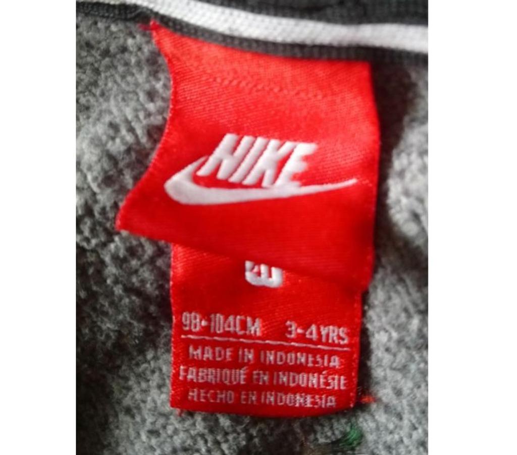 Vêtements occasion Seine-Saint-Denis La Courneuve - 93120 - Photos Vivastreet Veste Nike à capuche