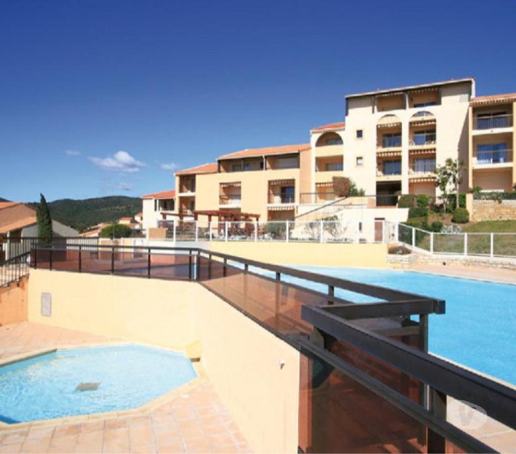 location saisonniere Var Les Issambres - 83380 - Photos Vivastreet Rez-de-Jardin 2 pièces face plage avec piscine et tennis
