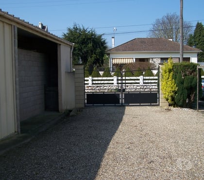 Parkings - Garages Eu Seine-Maritime - Photos Vivastreet Emplacement Parking dans une Cour Fermée - Libre