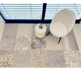 Mélange décoratif de dalles de moquette beige