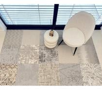 Mélange décoratif de dalles de moquette beige