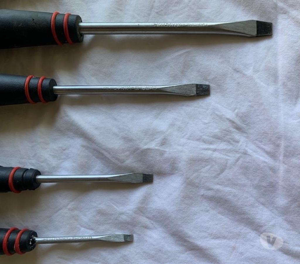  Essonne Bievres - 91570 - Photos Vivastreet Boite de 7 tournevis cruciformes et plats