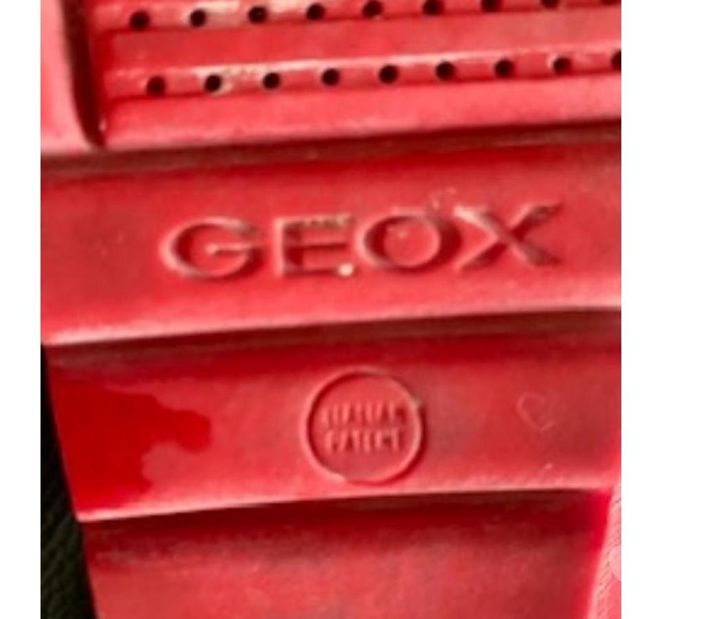 Chaussures Val-de-Marne Villejuif - 94800 - Photos Vivastreet Paire de mocassin rouge de chez Geox respira d'occasion.