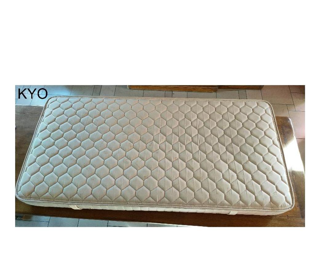 Ameublement & art de la table Jura Foncine le Haut - 39460 - Photos Vivastreet SIMMONS matelas beige 190x90 ressorts ensachés 1 personne
