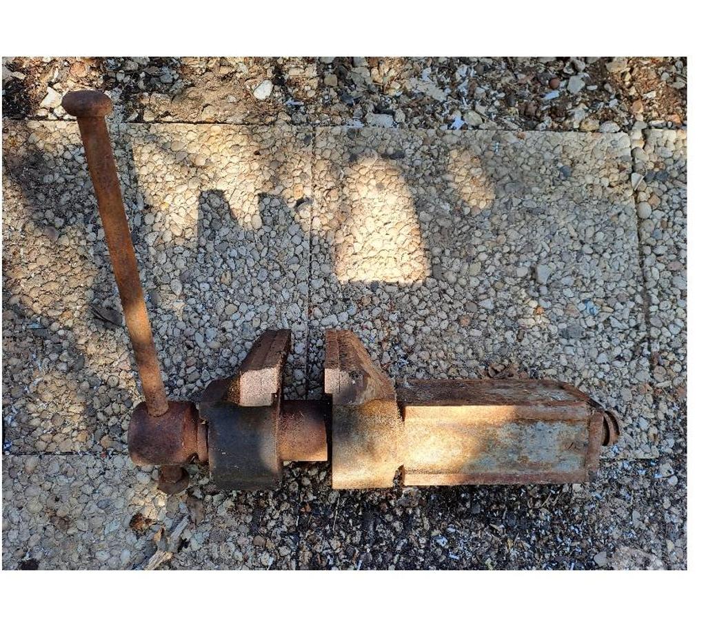  Seine-et-Marne Montceaux les Provins - 77151 - Photos Vivastreet gros étau fonte