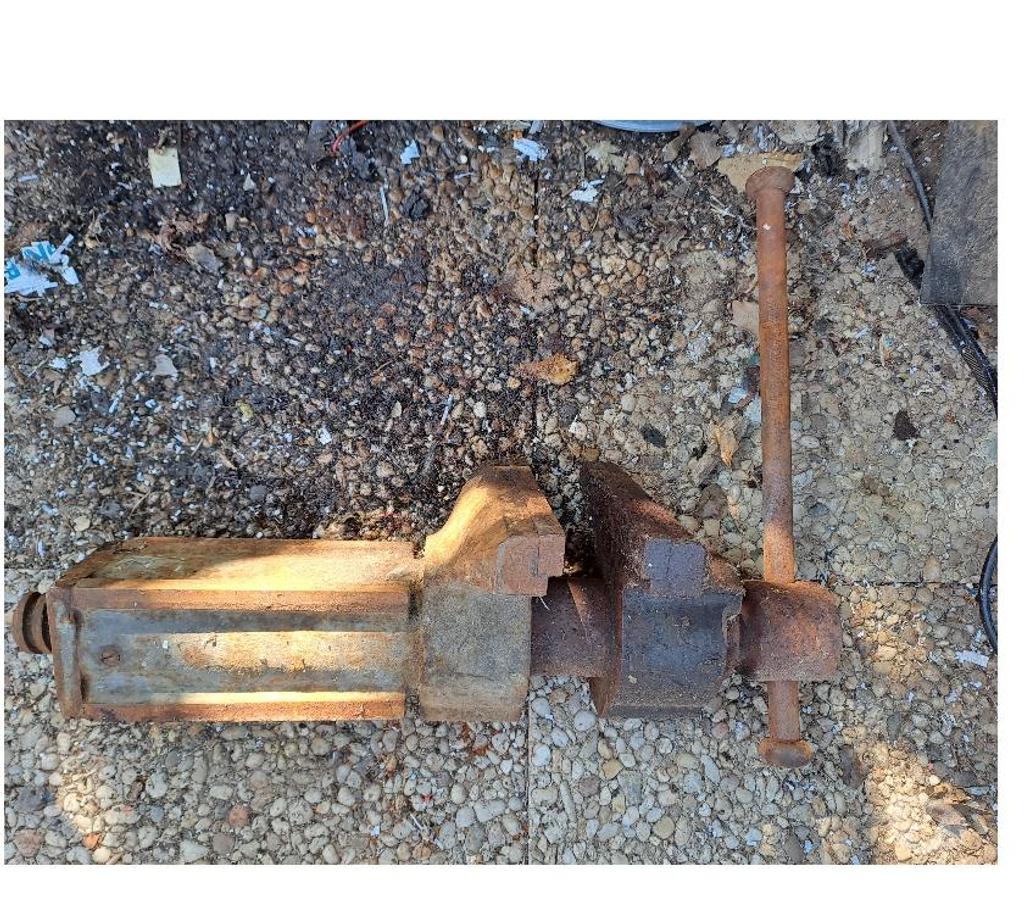  Seine-et-Marne Montceaux les Provins - 77151 - Photos Vivastreet gros étau fonte