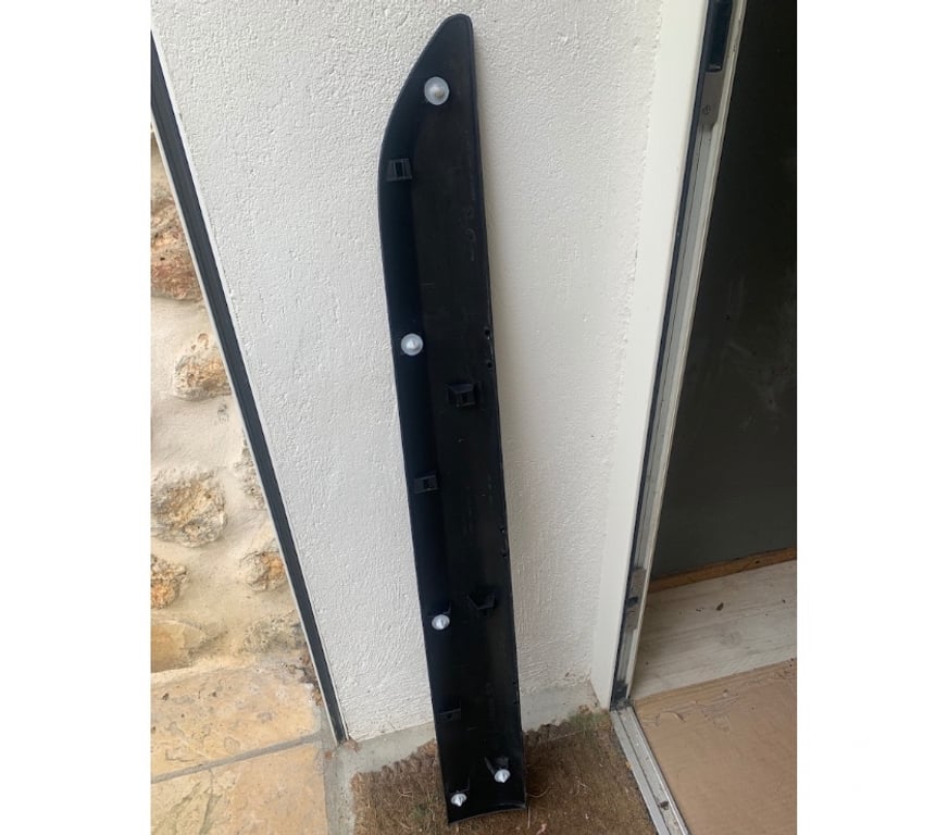 Equipements utilitaire Essonne Bievres - 91570 - Photos Vivastreet Moulure de porte avant gauche 9808747177
