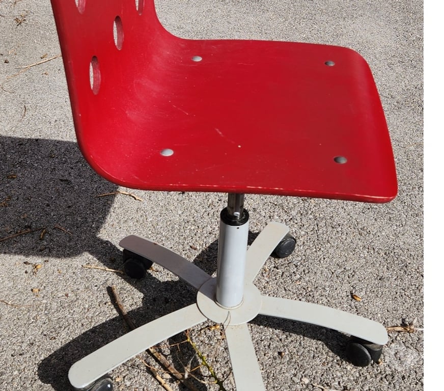 Ameublement & art de la table Bouches-du-Rhône Marseille - Photos Vivastreet 1 chaise Rouge réglable avec des roulettes