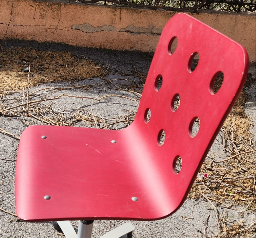 Ameublement & art de la table Bouches-du-Rhône Marseille - Photos Vivastreet 1 chaise Rouge réglable avec des roulettes