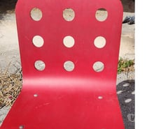 1 chaise Rouge réglable avec des roulettes