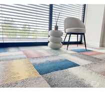 Photos Vivastreet Mélange joyeux et coloré de dalles de moquette d'Interface
