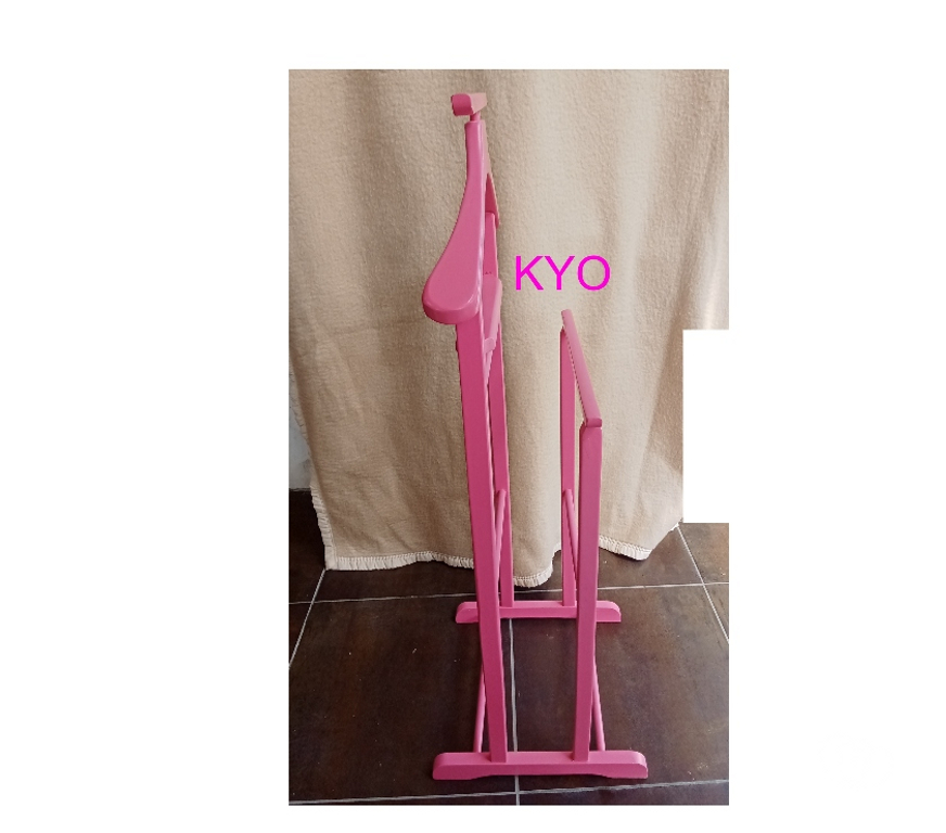 Ameublement & art de la table Jura Foncine le Haut - 39460 - Photos Vivastreet Valet de chambre-nuit bois rose, porte-habit cintre costume
