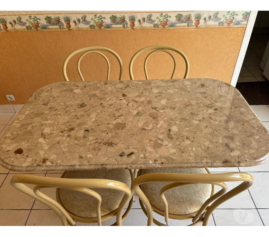 Ameublement & art de la table Loire-Atlantique St Herblain - 44800 - Photos Vivastreet Table de cuisine avec 4 chaises