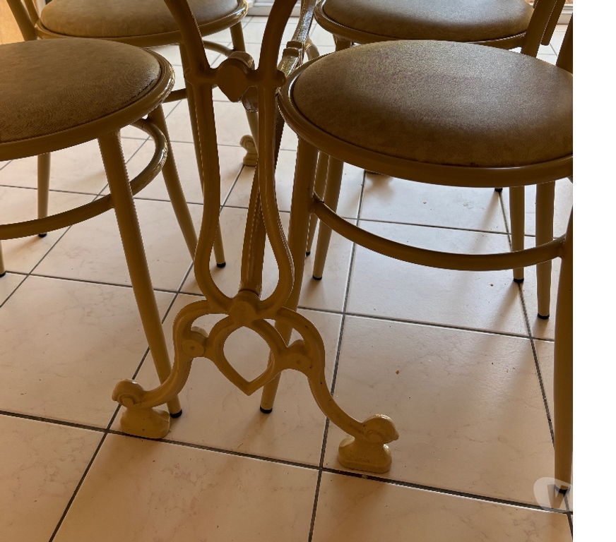 Ameublement & art de la table Loire-Atlantique St Herblain - 44800 - Photos Vivastreet Table de cuisine avec 4 chaises