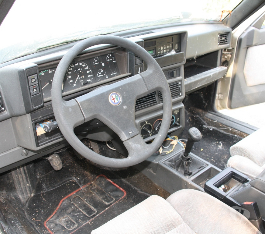 Voiture de collection Tarn Montdragon - 81440 - Photos Vivastreet ALFA ROMEO 75 TWIN SPARK léger choc avant 101269 km