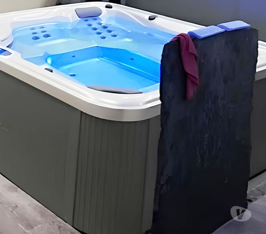 location saisonniere Maine-et-Loire St Sauveur de Flee - 49500 - Photos Vivastreet Grand logement avec terrain de jeux, piscine et jacuzzi