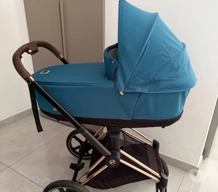 Equipements bébés Paris Paris 1er ardt - 75001 - Photos Vivastreet Poussette Cybex Priam 4 avec détails dorés