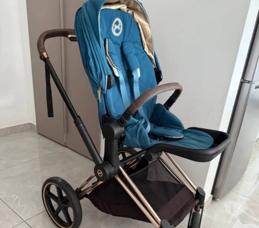 Equipements bébés Paris Paris 1er ardt - 75001 - Photos Vivastreet Poussette Cybex Priam 4 avec détails dorés