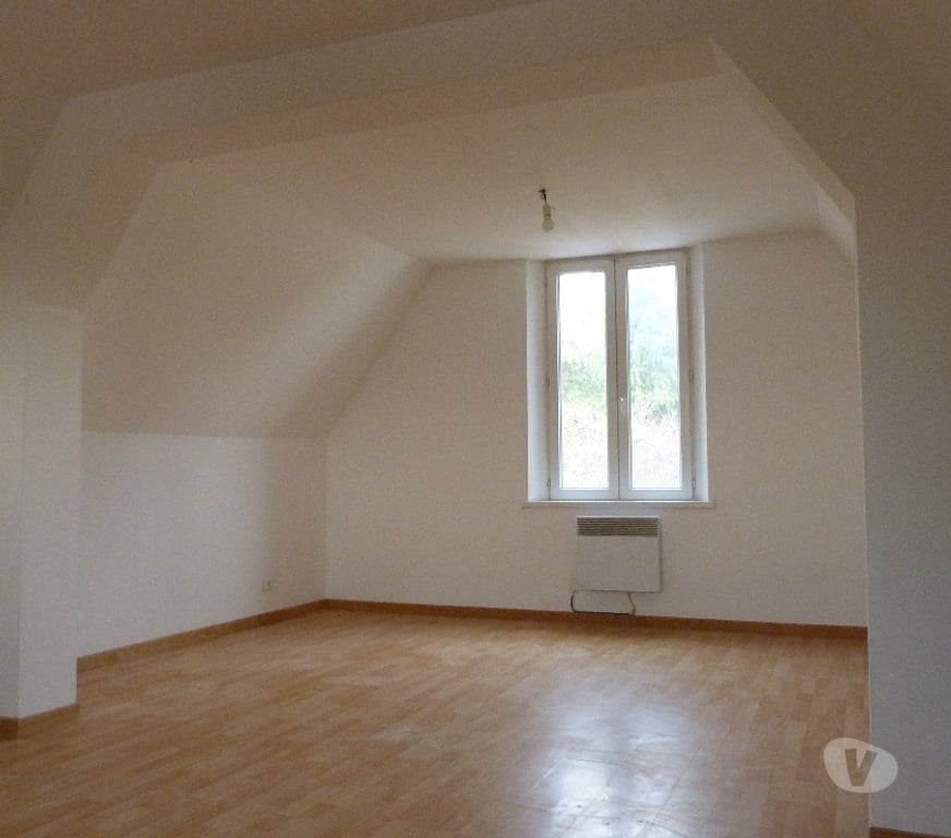 Location maison Somme Roye - 80700 - Photos Vivastreet Maison rénovée type F5 au charme de l'ancien, grand jardin