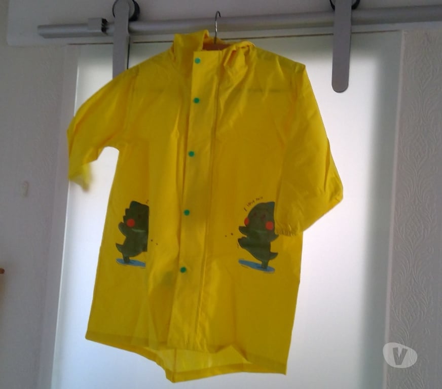 Vêtements occasion Charente Angouleme - 16000 - Photos Vivastreet 15 EURO Ponchon de pluie enfants