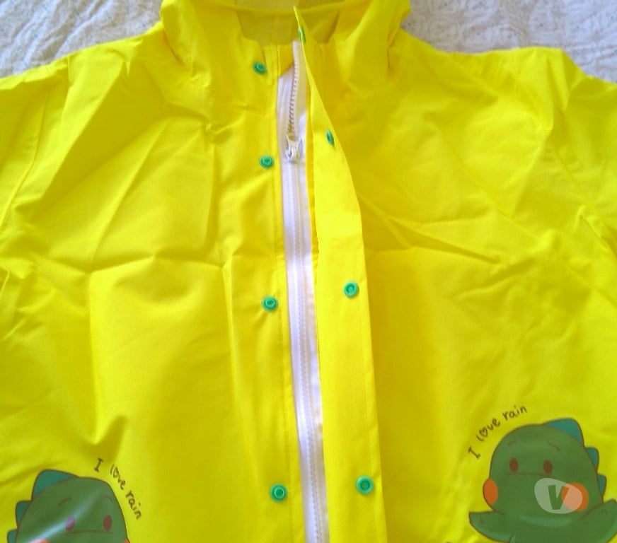 Vêtements occasion Charente Angouleme - 16000 - Photos Vivastreet 15 EURO Ponchon de pluie enfants