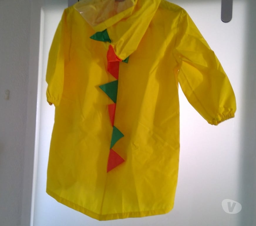 Vêtements occasion Charente Angouleme - 16000 - Photos Vivastreet 15 EURO Ponchon de pluie enfants