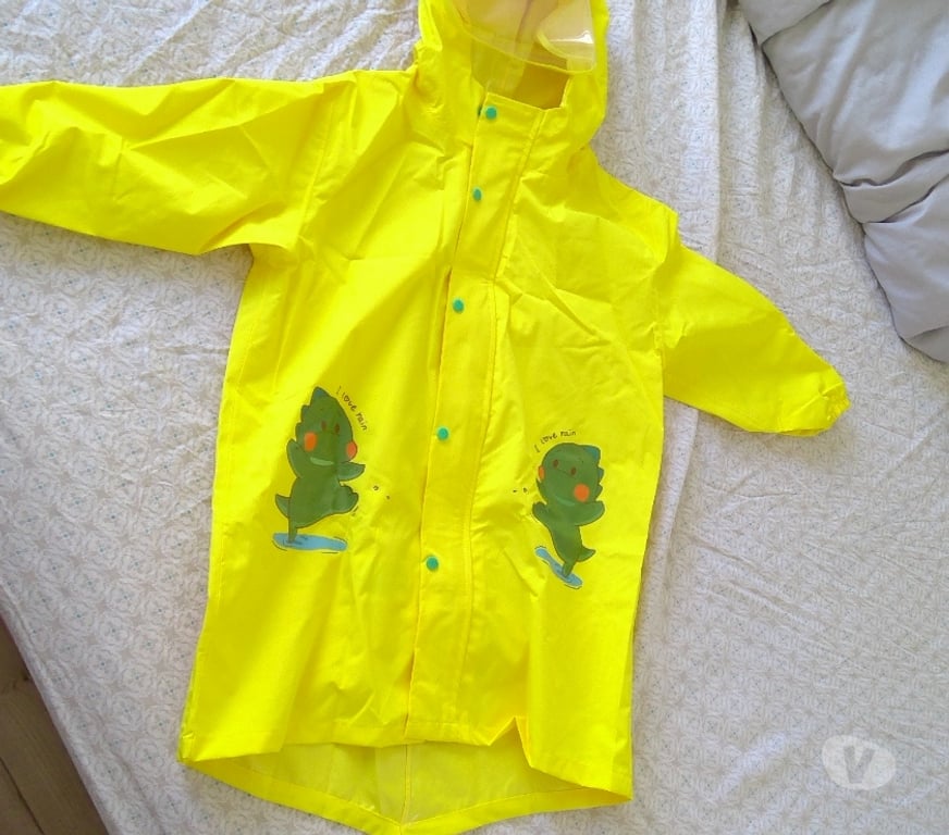Vêtements occasion Charente Angouleme - 16000 - Photos Vivastreet 15 EURO Ponchon de pluie enfants