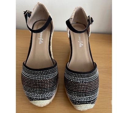 Chaussures et bottes occasion Meaux Seine-et-Marne - Photos Vivastreet Chaussures sandales femme 37