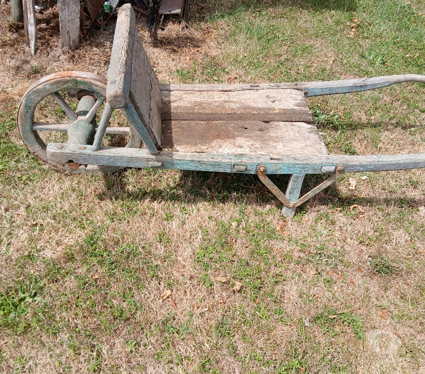 Décoration - art Saône-et-Loire Antully - 71400 - Photos Vivastreet BROUETTE ANCIENNE