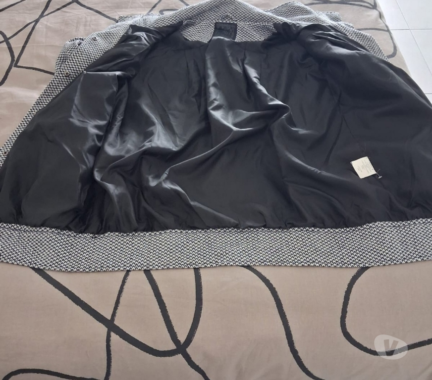 Vêtements occasion Gard Nimes - Photos Vivastreet MANTEAU FEMME T 42 44