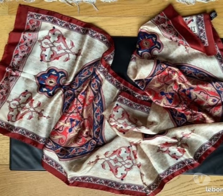Accessoires - Bagagerie Bas-Rhin Strasbourg - Photos Vivastreet Foulard de soie neuf