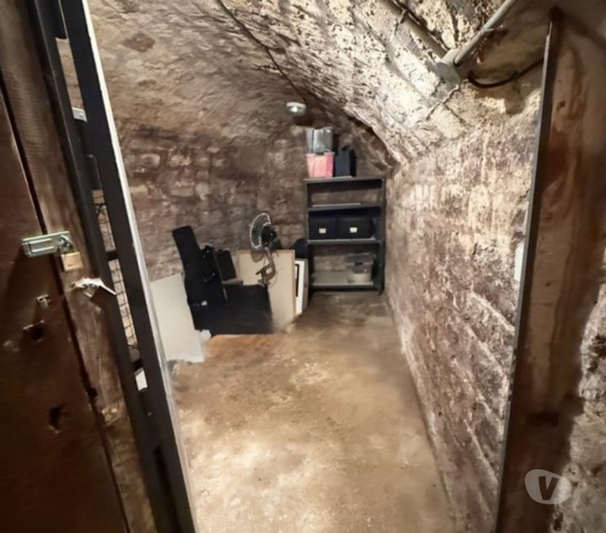 Appartements à vendre Paris Paris 8ème ardt - 75008 - Photos Vivastreet Grande cave voûtée saine et sécurisée ≈ 13m2