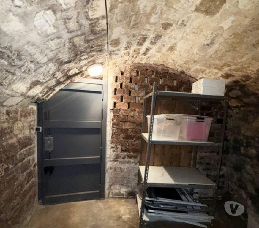 Appartements à vendre Paris Paris 8ème ardt - 75008 - Photos Vivastreet Grande cave voûtée saine et sécurisée ≈ 13m2