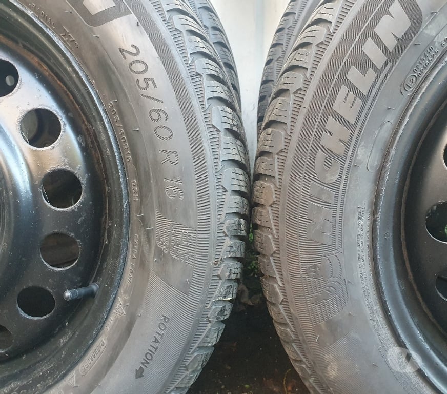 Pièces et services auto Loire St Etienne - Photos Vivastreet 4 roues neige Prius Wagon 205 60 16 96H Michelin envoi rapi
