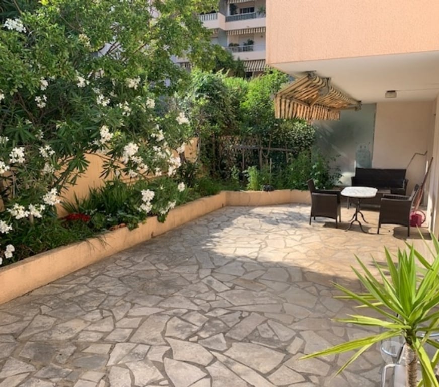 Appartement meublé Alpes-Maritimes St Laurent du Var - 06700 - Photos Vivastreet Appartement meublé à louer au Plateau fleuri