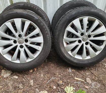 Pièces détachées auto St Etienne St Etienne - Photos Vivastreet 4 roues neige Alu Citroen C4 Picasso 215 55 16 97H Michelin