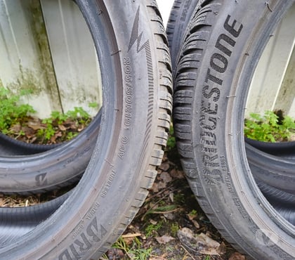 Accessoires auto & tuning St Etienne St Etienne - Photos Vivastreet 4 pneus neige 205 50 19 94V Bridgestone envoi rapide possibl