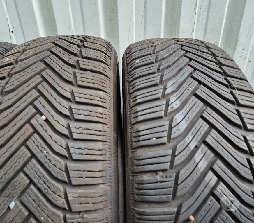 Pièces et services auto Loire St Etienne - Photos Vivastreet 4 pneus neige 215 55 17 98V Michelin envoi rapide possible