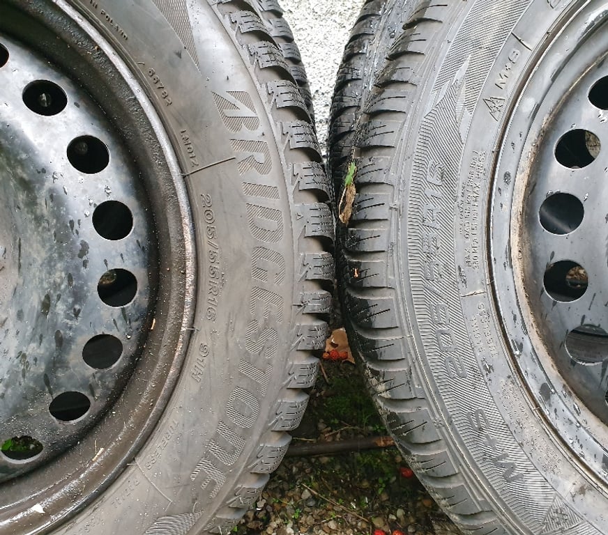 Pièces et services auto Loire St Etienne - Photos Vivastreet 4 roues neige Ford Cmax 205 55 16 91H envoi rapide possible